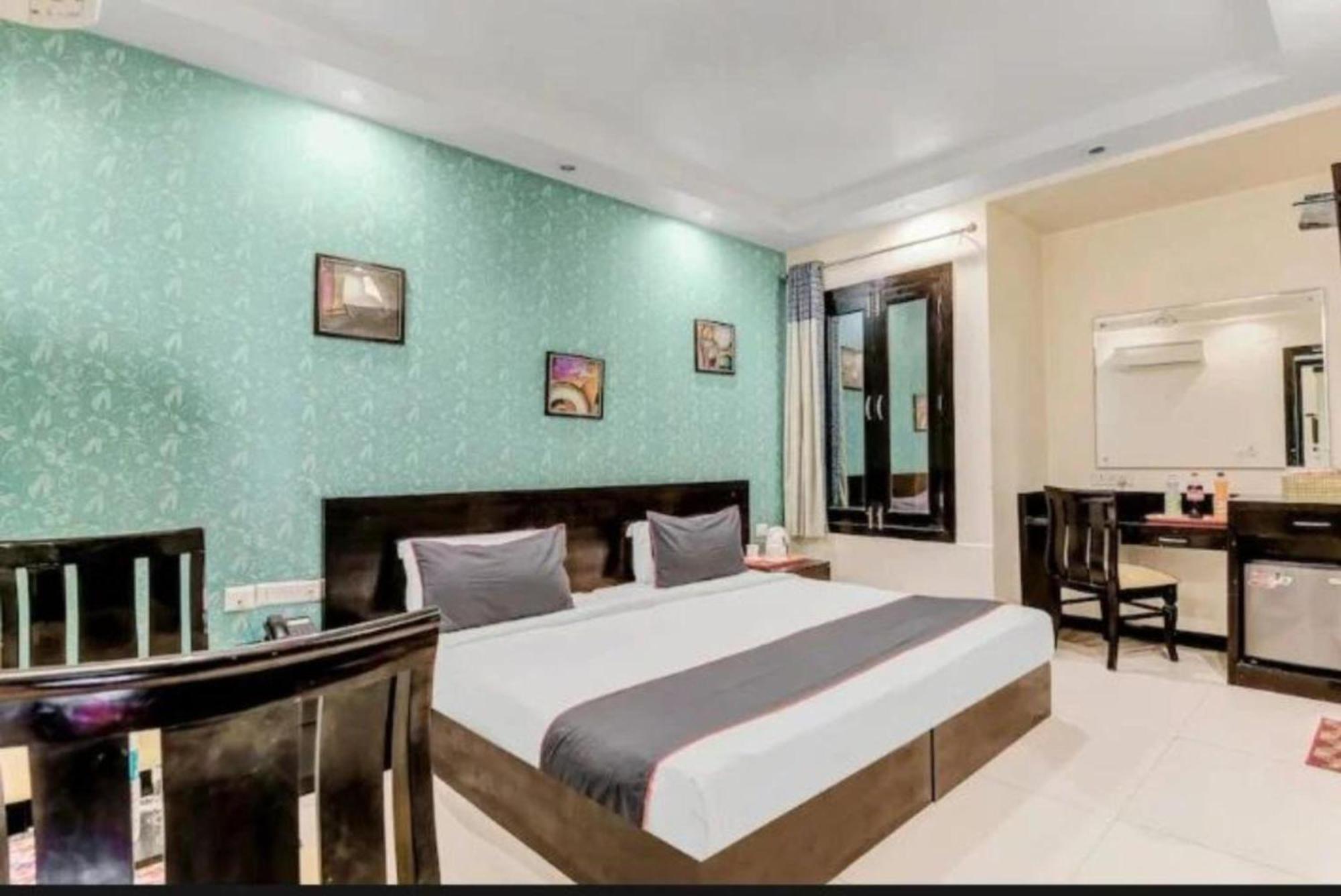 Paschim Vihar Hotel Delhi  Exterior photo