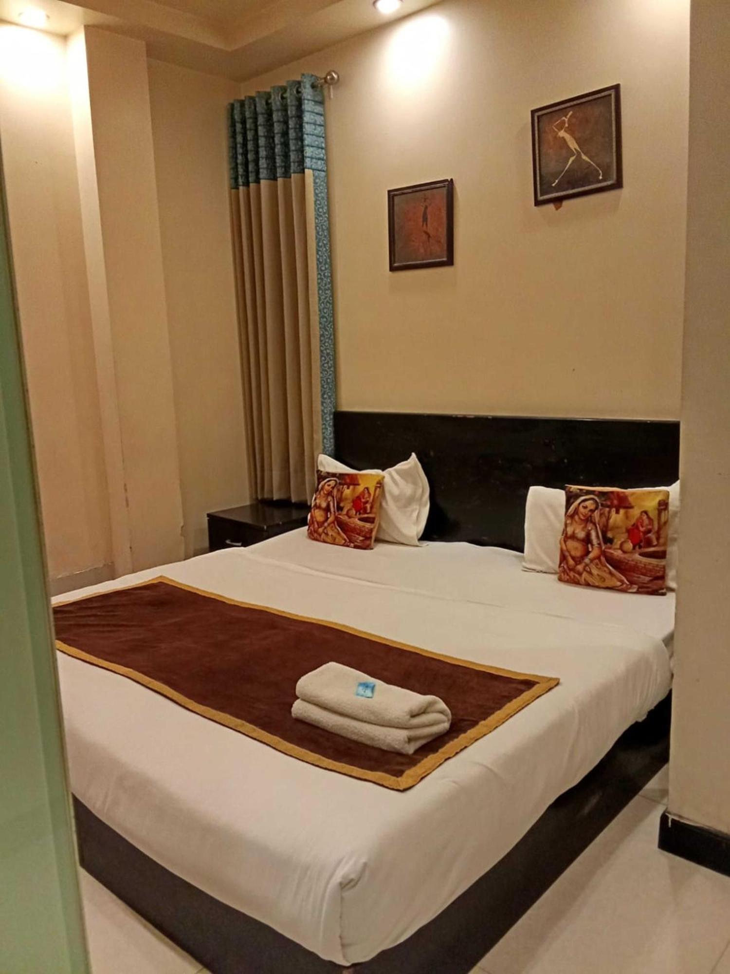 Paschim Vihar Hotel Delhi  Exterior photo